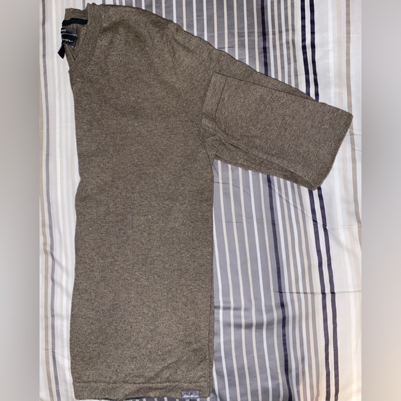 Eddie Bauer. Cotton Blend V-Neck Sweater. Size Small - Picture 2 of 3